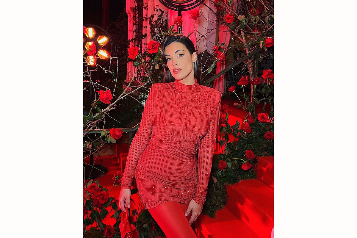 dulceida con vestido mini rojo don drapeados y brillos