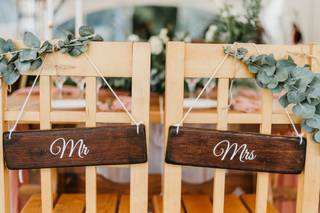 Sillas de los novios el día de la boda con carteles de madera de Mr. y Mrs.