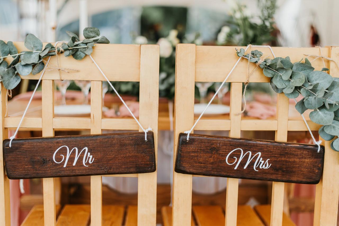 Sillas de los novios el día de la boda con carteles de madera de Mr. y Mrs.