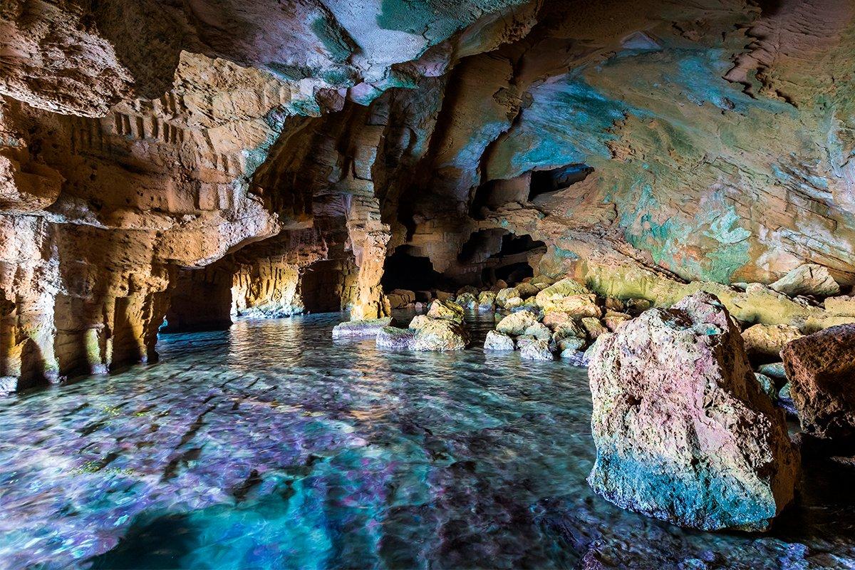 Interior de la Cova Tallada en Denia, en la Costa Blanca