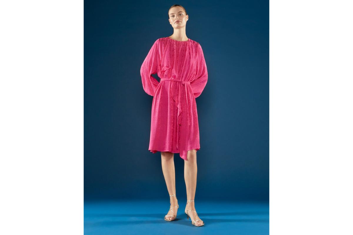 vestido corto para mujer en color rosa con cinturón, lazada y volante