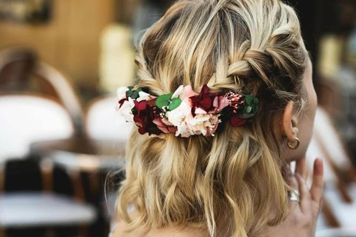 6 formas de llevar un tocado de flores preservadas y seis peinados para  lucirlos seas novia o invitada  Tendencias de Bodas Magazine  Blog