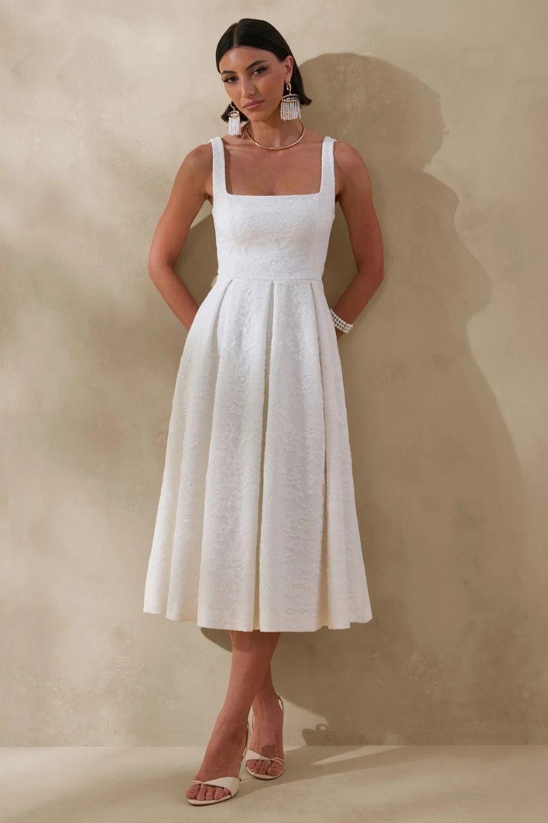vestido de encaje con tirantes gruesos de Club London