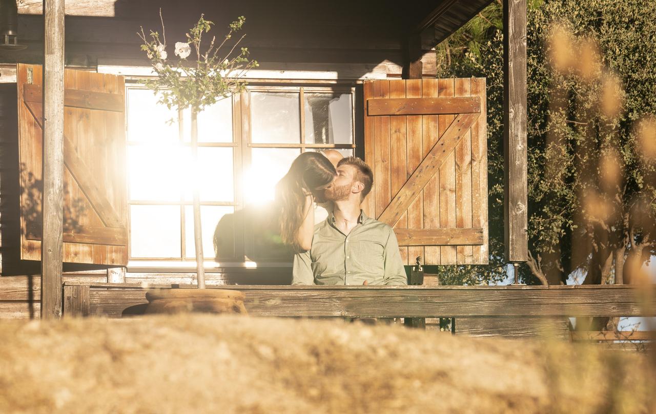 Pareja besándose al sol , de Lucía Truchuelo