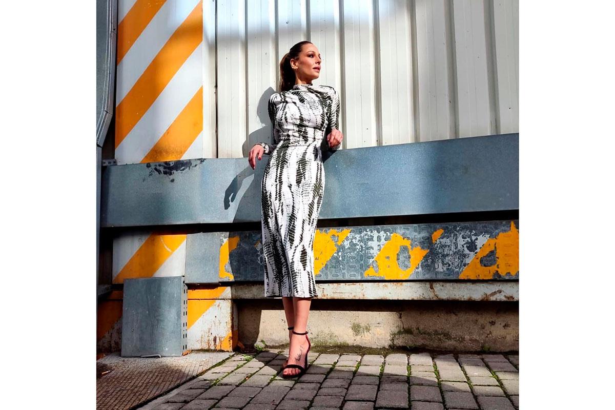 Eva González con un vestido midi estampado en blanco y negro