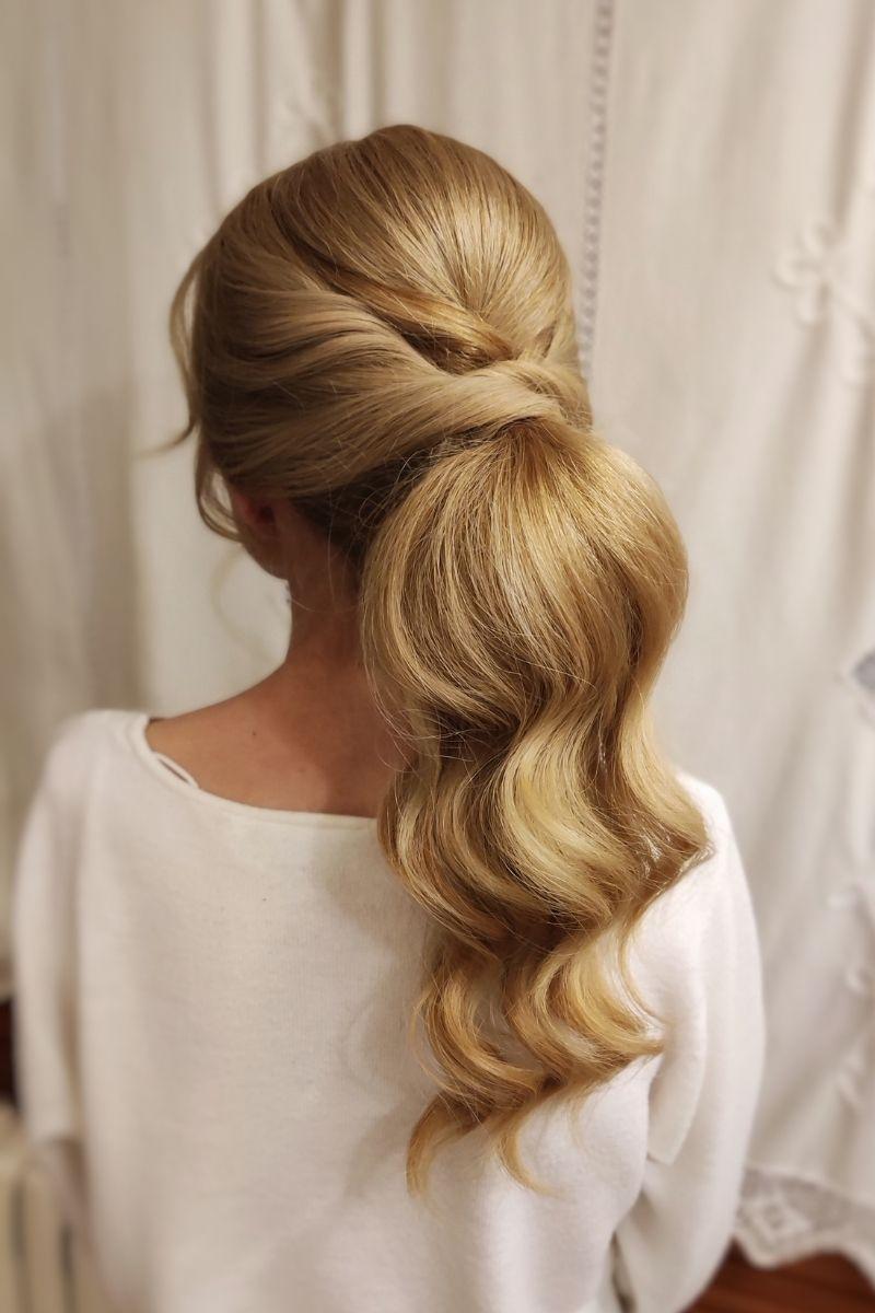 Peinados para bodas: coleta con ondas al agua