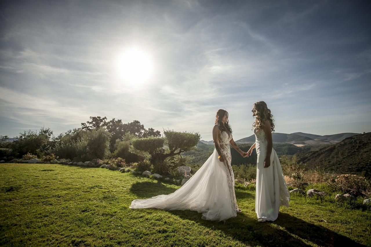 Las cualidades de una buena pareja que más se valoran en una relación sana y duradera; pareja de novias el día de su boda. Foto de Hacienda del Molino Nuevo