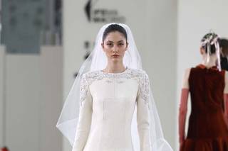 Vestido boda civil vaporoso con velo