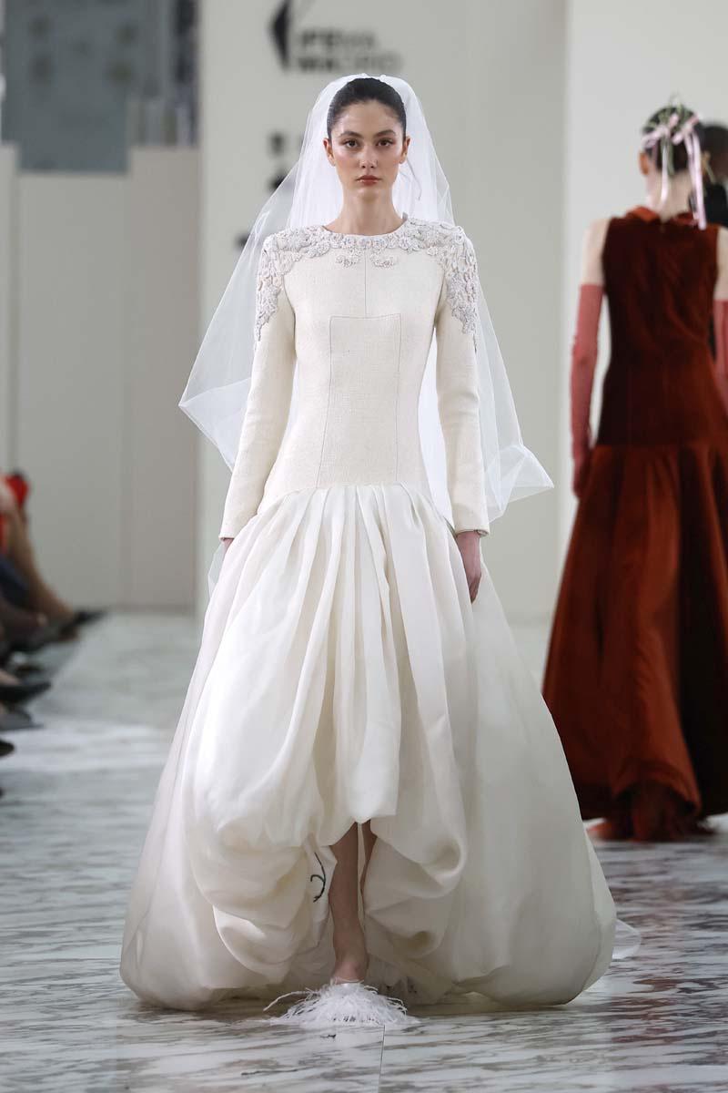 Vestido boda civil vaporoso con velo