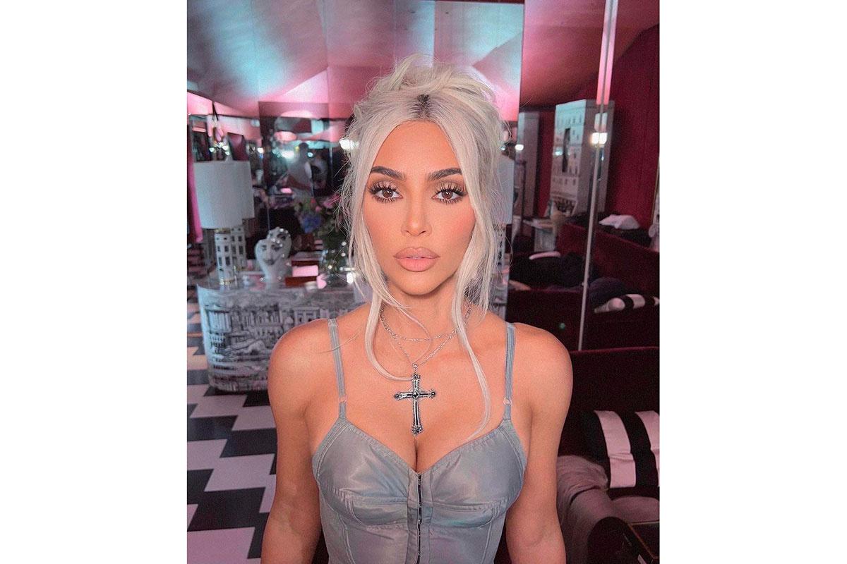 Kim Karsahian con un maquillaje nude, labios perfilados, máscara de pestañas y moño messy