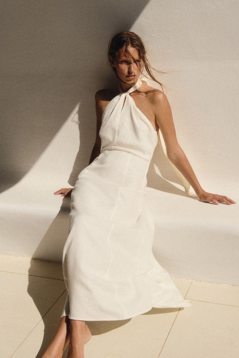 vestido de lino cuello cruzado ideal para boda en la playa al atardecer