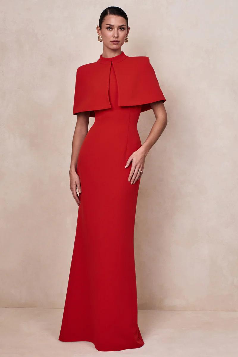 Vestido rojo con capa de London Club