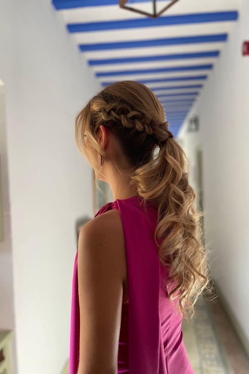 Peinados para bodas: con trenza y coleta con ondas
