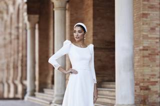 Vestido boda civil de manga larga y con cola