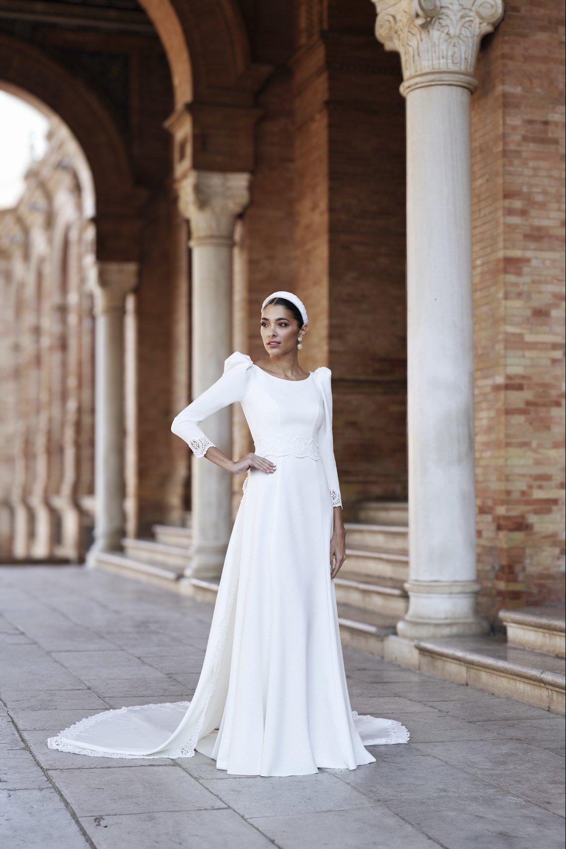 Vestido boda civil de manga larga y con cola