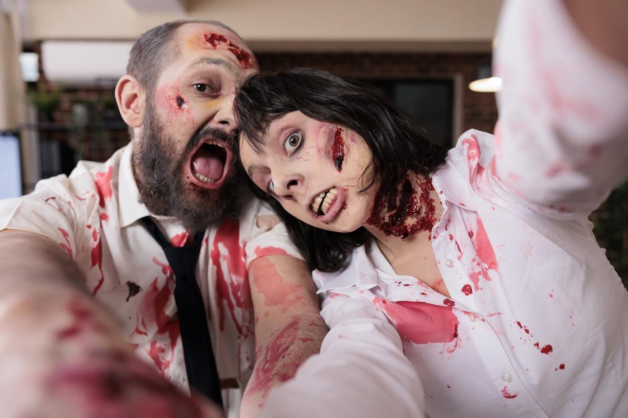 Disfraces Halloween pareja: chico y chica disfrazados de zombies