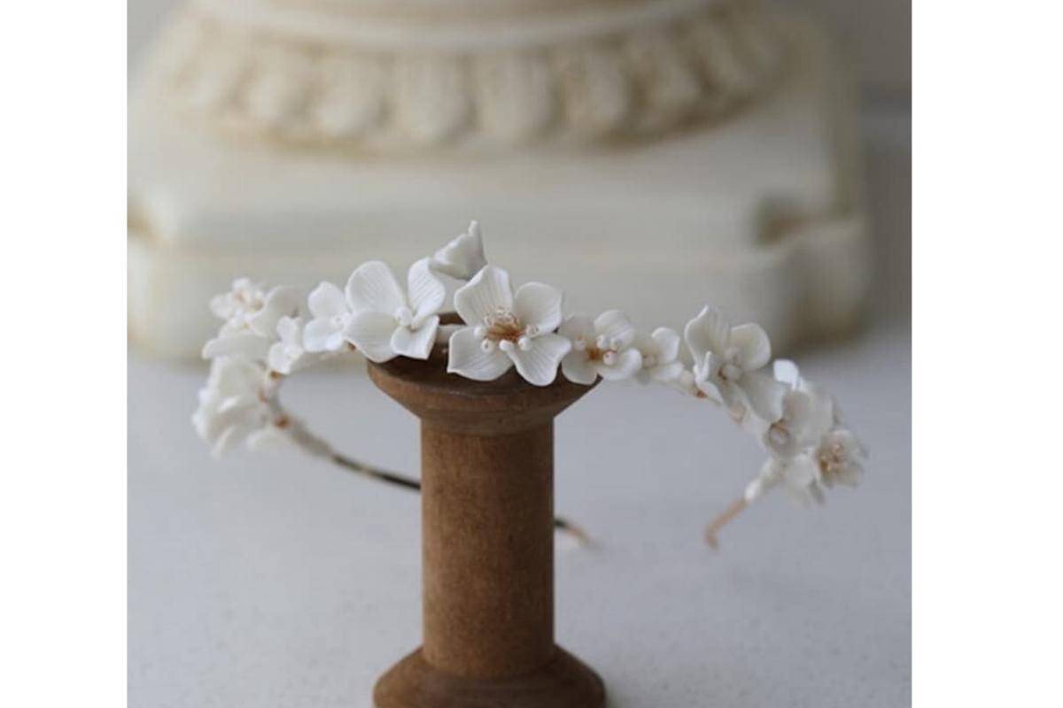 Diadema de novia con flores de porcelana