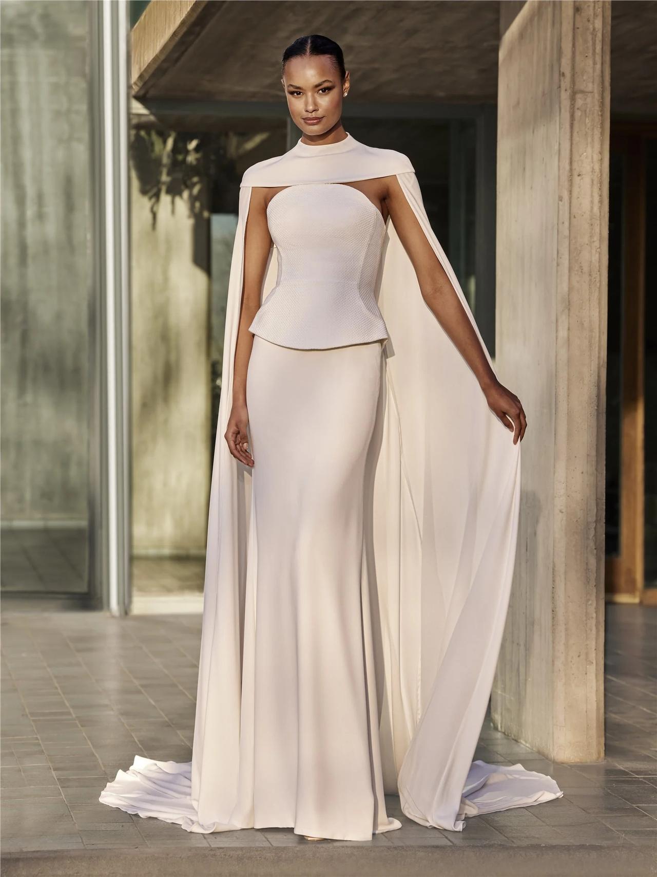 vestidos de novia para mujeres maduras: con corpiño y capa con cuello alto