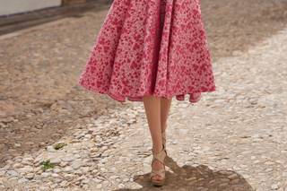 Vestido de cóctel con escote asimétrico y falda princesa