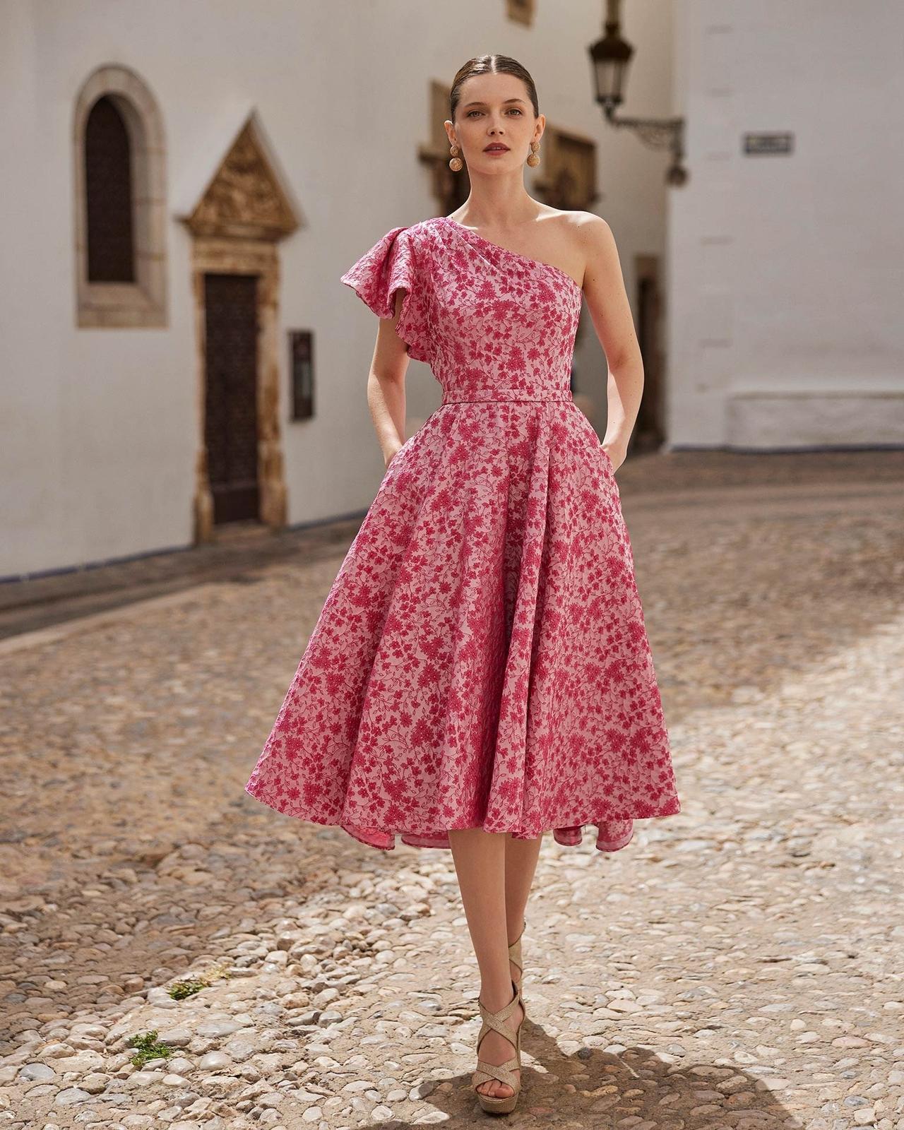 Vestido de cóctel con escote asimétrico y falda princesa