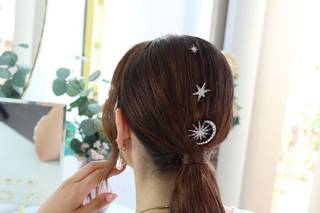 Peinados para bodas: Coleta ondas al agua con abalorios