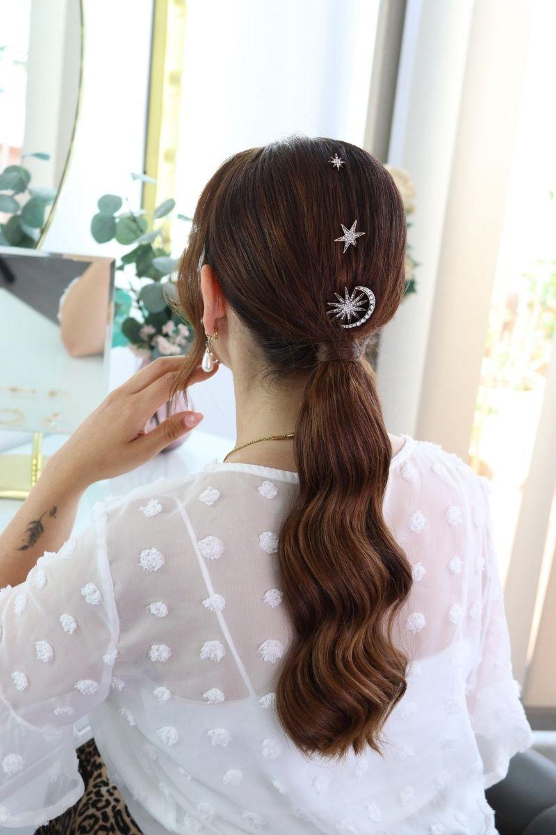 Peinados para bodas: Coleta ondas al agua con abalorios