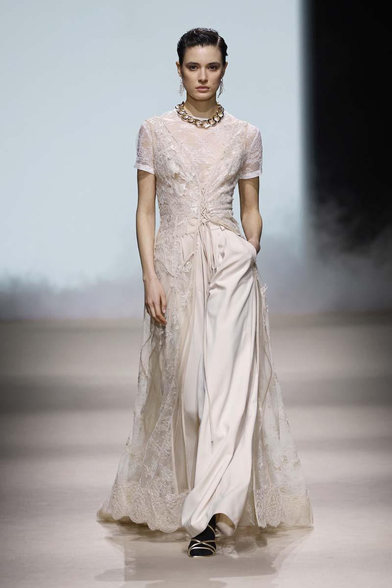 Vestido boda civil de estética romántica de manga corta con pantalón
