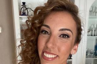 Peinados invitada boda pelo rizado: trenza en pelo moreno rizado raya a un lado