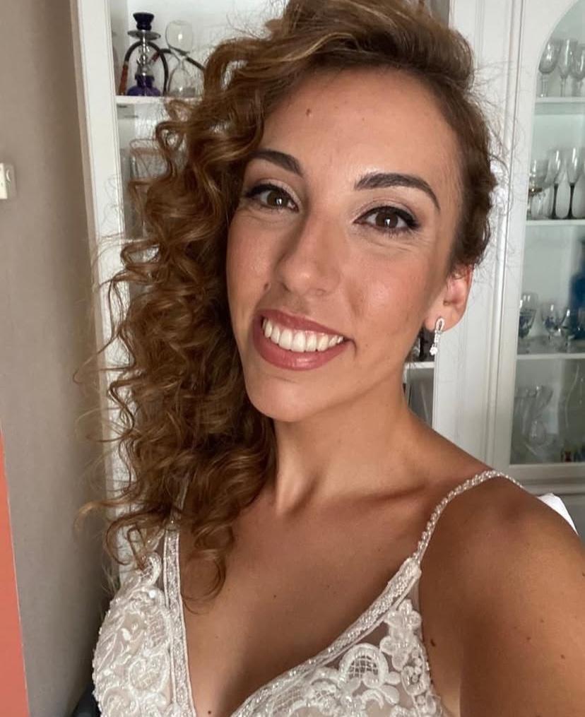 Peinados invitada boda pelo rizado: trenza en pelo moreno rizado raya a un lado