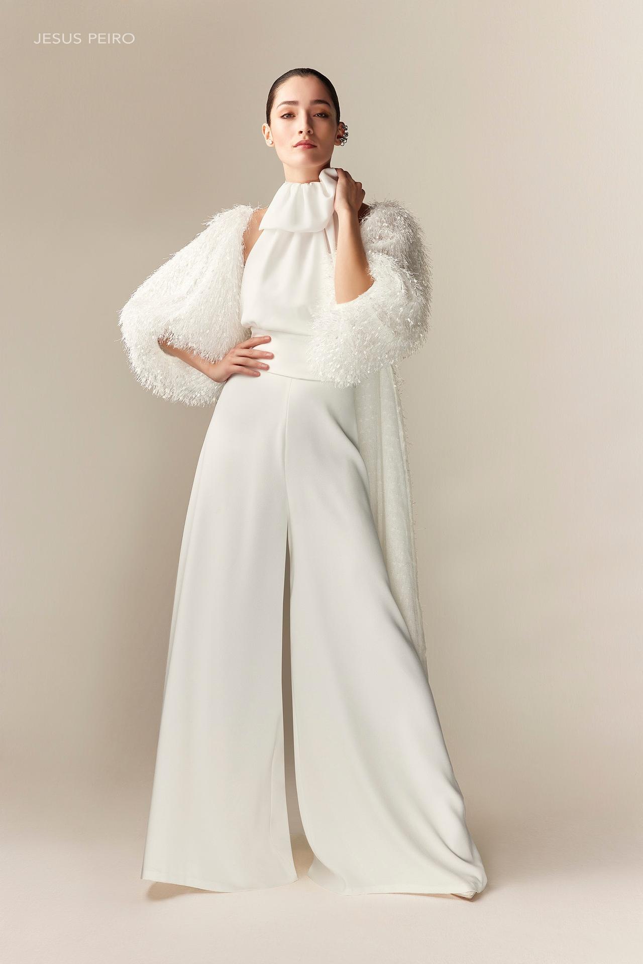 vestidos de novia para mujeres maduras: con pantalón escote halter chaqueta de pelo