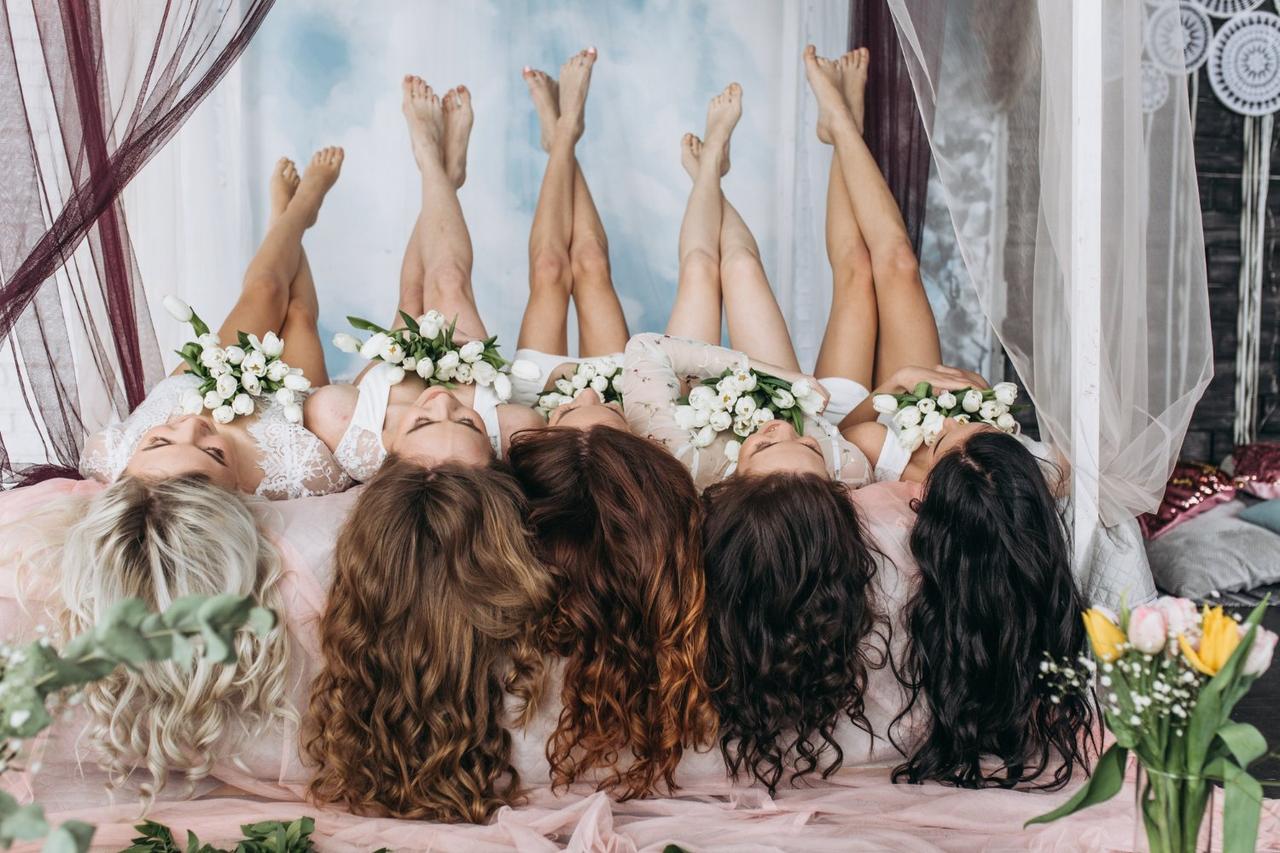 grupo de chicas de despedida de soltera (freepik)