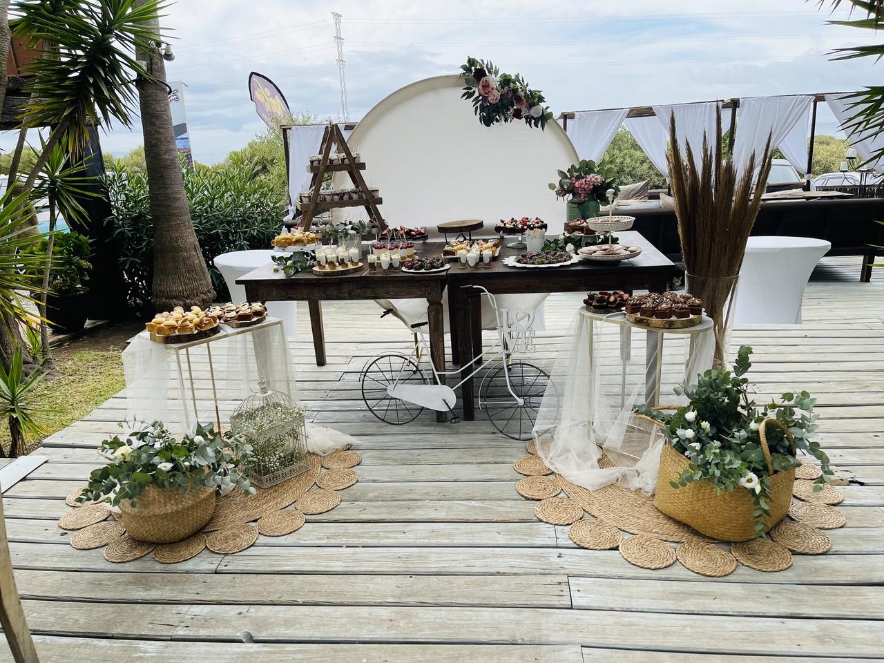 Mesa de dulces en una boda en la playa