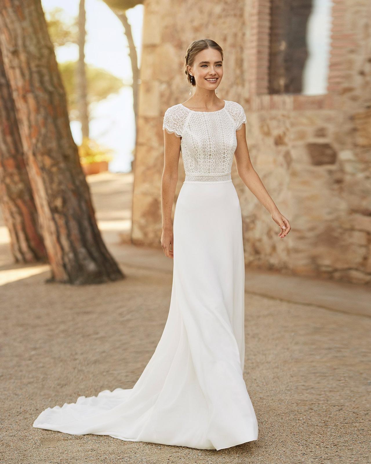 vestido de novia largo con falda lisa y cuerpo de encaje con manga corta