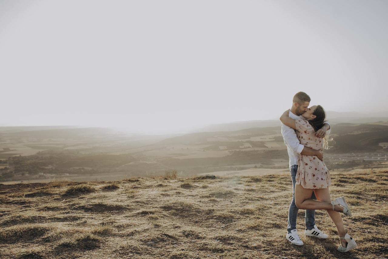 Pareja de enamorados en el campo vinnabodas