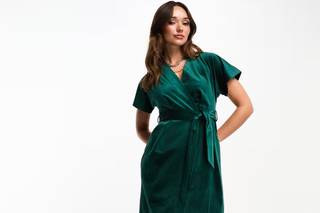 Vestidos de fiesta cortos verdes, con cuerpo cruzado y cinturón de anudar en la cintura
