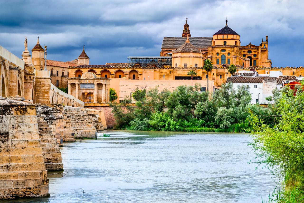 Puente romano sobre el río Guadalquivir con la Mezquita de Córdoba al fondo