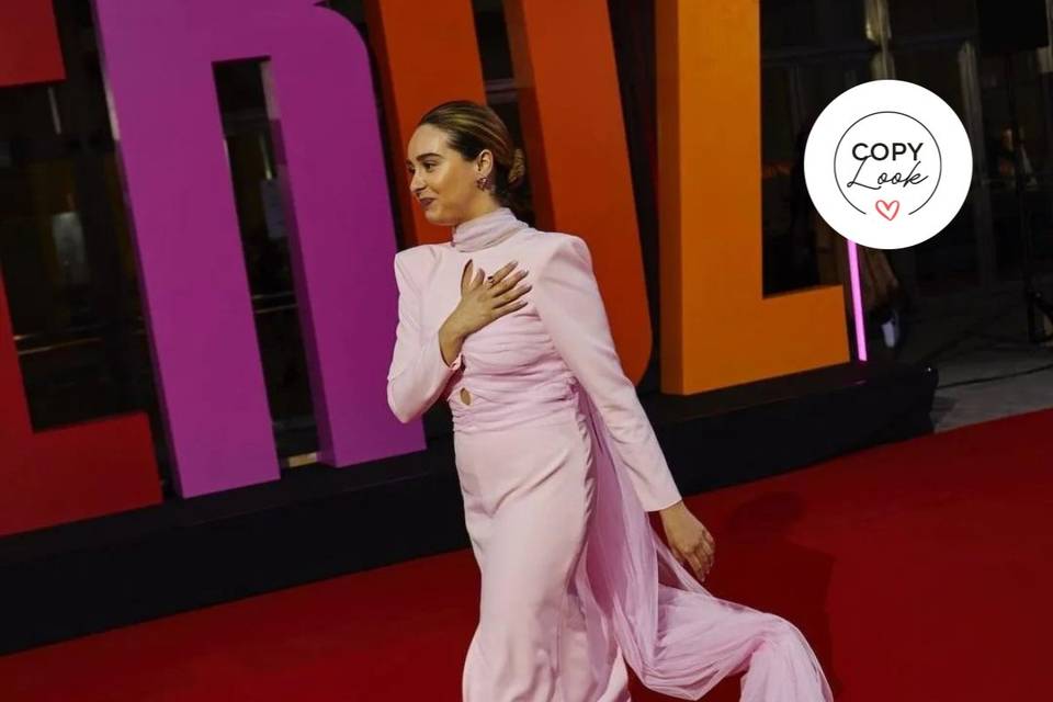 Alfombra roja gala Premios Feroz: Paula Usero con vestido rosa largo con capa a modo de cola