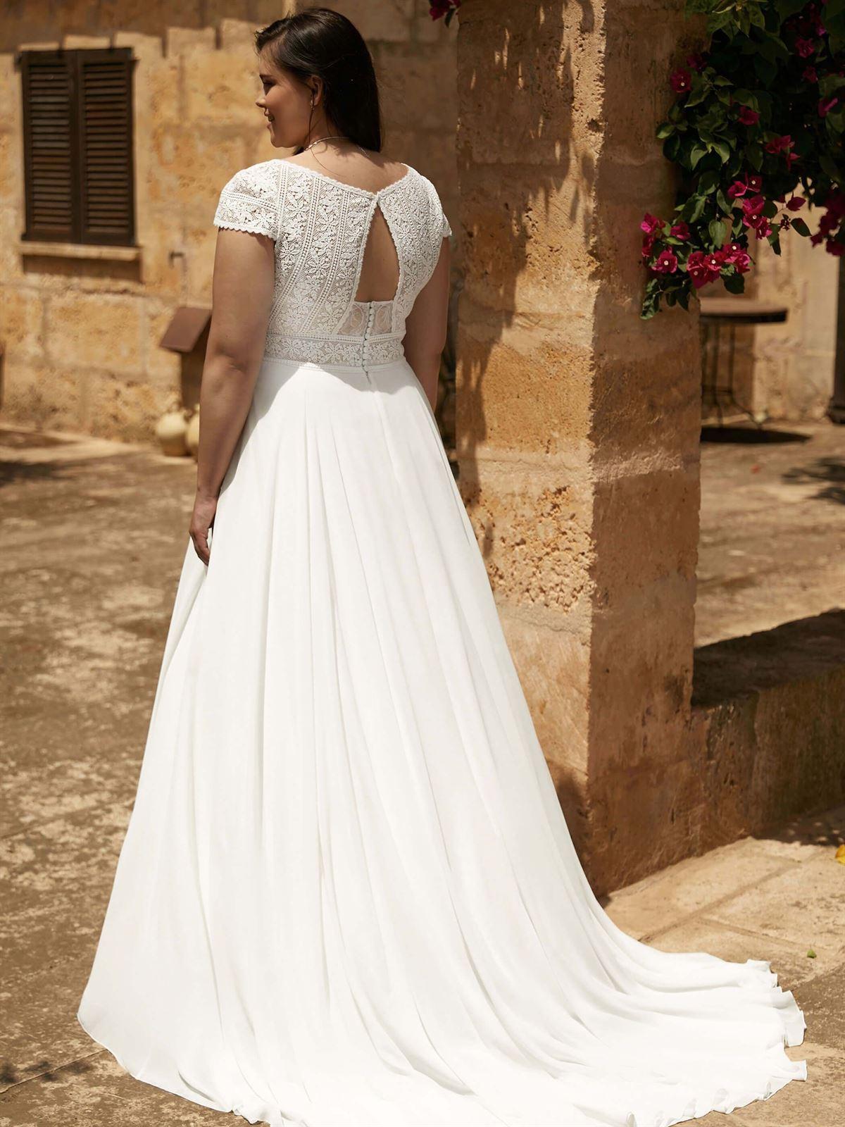 Vestidos de novia para tallas grandes: vestido de novia de corte línea A con encaje en la espalda