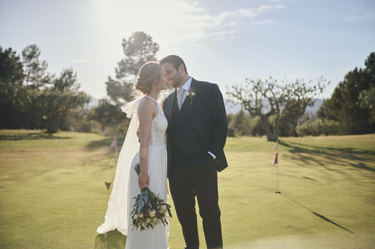 Bodas sencillas: Pareja de recién casados se besa en la sesión de fotos tras el