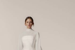 vestidos de novia para mujeres maduras: romántico, trapeado con cuello, alto y capa