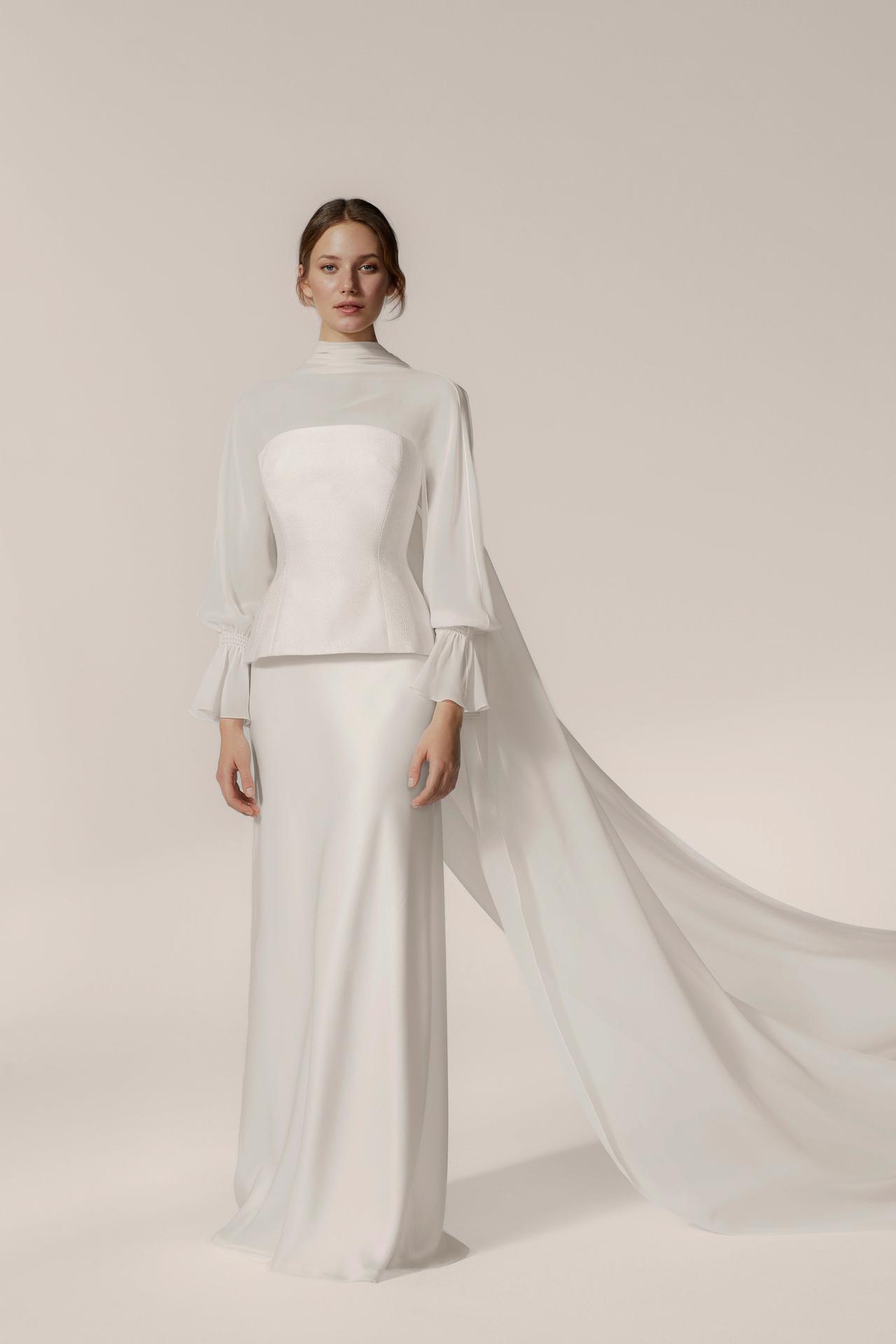 vestidos de novia para mujeres maduras: romántico, trapeado con cuello, alto y capa