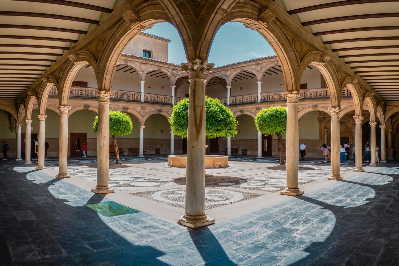 Interior del Palacio de Jabalquinto en Baeza, Andalucía