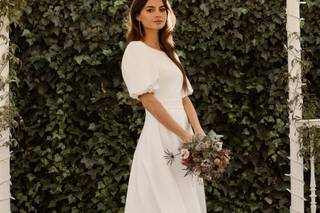 Vestido boda civil midi con mangas abullonadas y escote V
