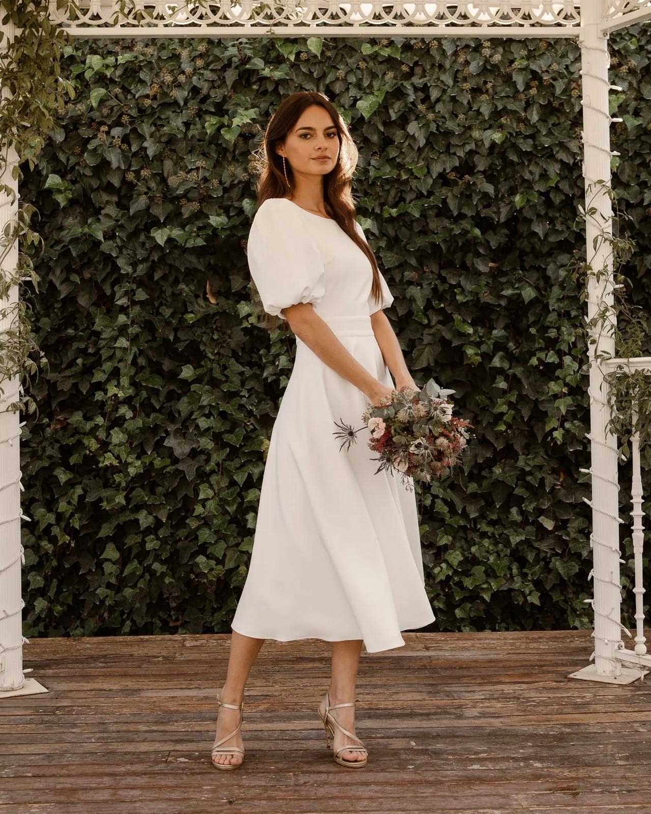 Vestido boda civil midi con mangas abullonadas y escote V