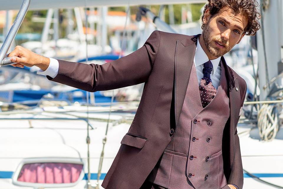 40 trajes de novio originales con color. ¡Descubre las tendencias más se van a llevar!