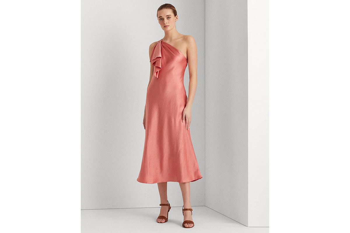 Chica con vestido en coral de largo midi y escote asimétrico