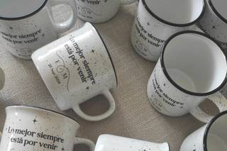 Diferentes frases para detalles de boda: 'Lo mejor siempre está por venir' en taza