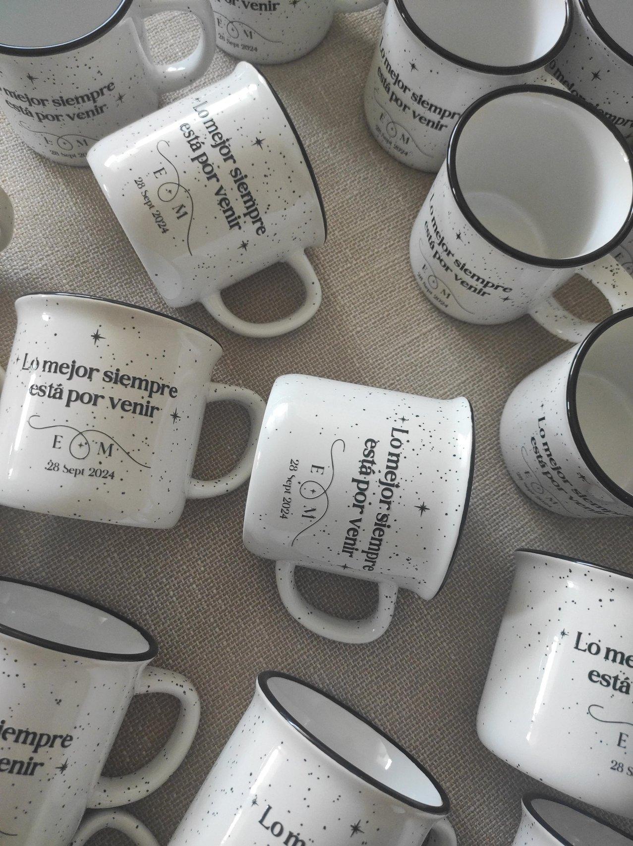Diferentes frases para detalles de boda: 'Lo mejor siempre está por venir' en taza