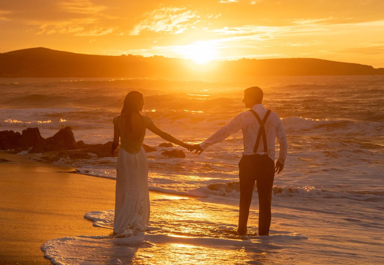 Aniversario de bodas: pareja en la playa disfrutando del momento