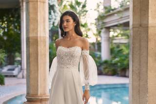 Vestido boda civil con escote bandeau y mangas abullonadas